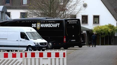 Der Bus der deutschen Nationalmannschaft fährt davon