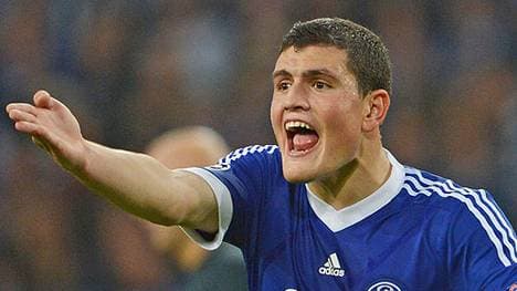 SCHALKE 04: Die Schalker Innenverteidiger sind offenbar begehrt: Wie die "BILD" berichtet, möchte Bayer Leverkusen Kyriakos Papadopoulos ausleihen. Der 22-jährigen Grieche spielt seit 2010 auf Schalke, konnte in den letzten zwei Jahren aufgrund einer Knie-Verletzung aber nur 14 Bundesliga-Spiele bestreiten