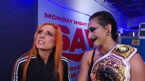 Becky Lynch (l.) provozierte bei WWE RAW Damenchampion Rhea Ripley