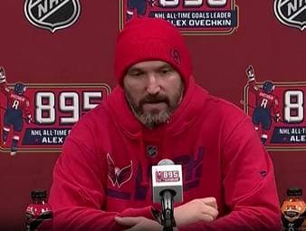 Es ist geschafft! Alex Ovechkin ist mit 895 Toren neuer Rekordtorschütze der NHL. Ein emotionales Ereignis, dass scheinbar auch an dem 39-Jährigen nicht ganz spurlos vorbei ging.
