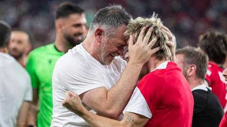 Willy Sagnol (l.) jubelt mit Saba Lobzhanidze (r.) 