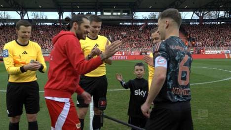 Christopher Trimmel und Joshua Kimmich übersahen vor dem Anstoß ein Einlaufkind