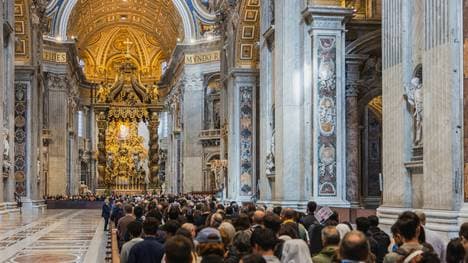 Zehntausende Gläubige verabschieden sich vom Papst
