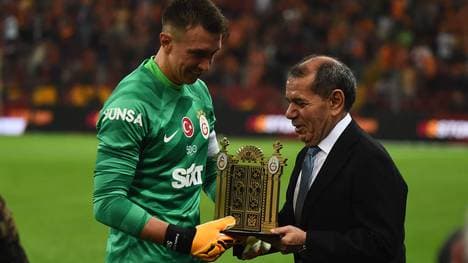 Galatasaray-Präsident Dursun Ozbek (r.) bei einer Pokalübergabe