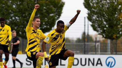 Youssouffa Moukoko zeigt eine starke Geste - und wird von seinen Teamkollegen unterstützt