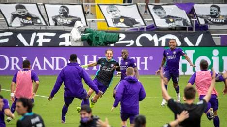 Rodrigo Schlegel wurde von seinen Teamkollegen gefeiert