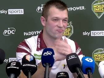 Madars Razma zeigt sich nach seinem Zweitrundensieg bei der Darts-WM auf der anschließenden Pressekonferenz selbstbewusst - und macht mit einem Augenzwinkern eine Kampfansage an seinen kommenden Gegner.