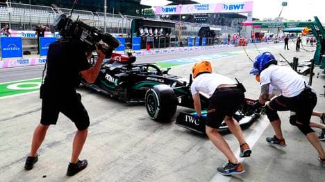 Valtteri Bottas dreht sich in der Boxengasse beim Losfahren