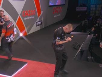 Jimmy Hendriks schlägt Jamie Hughes mit 3:1 und zieht in die nächste Runde ein. Dabei hatten beide Spieler mit großen Problemen auf den Doppelfeldern zu kämpfen.