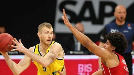 Sasha Grant (R.) spielt kommende Saison bei Bayreuth