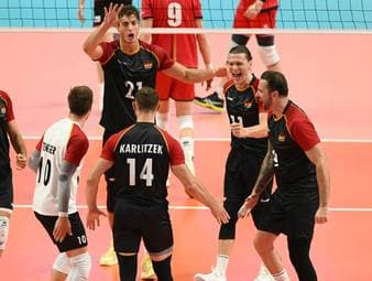 Volleyballer feiern dritten Sieg