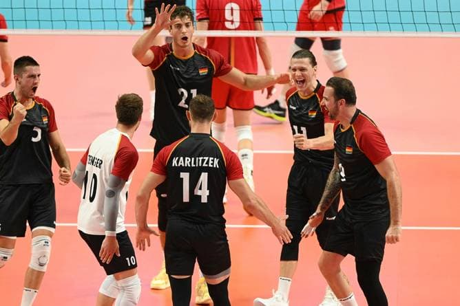 Volleyballer feiern dritten Sieg