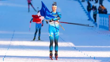 Mit verschränkten Armen fuhr Biathlet Emilien Jacquelin lässig über die Ziellinie