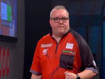 Hochklassige Averages, ein packender Fight um das Achtelfinale. Am Ende muss Dave Chisnall die 120 checken, um sich in den siebten Satz zu retten - doch im Gegensatz zu Stephen Bunting zeigt er Nerven.