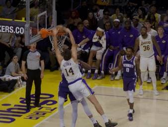 Die LA Lakers lösen die Pflichtaufgabe gegen die Sacramento Kings. Dabei sorgt ein deutscher NBA-Star für einen spektakulären Moment.
