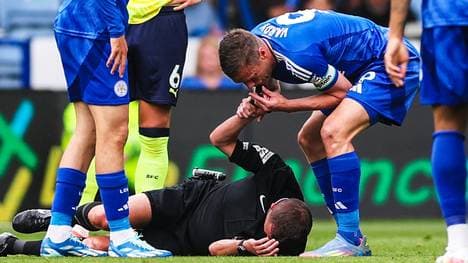 Jamie Vardy springt für den benommenen Schiedsrichter ein