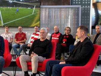 Im Doppelpass diskutiert und schwärmt die Runde vor allem von einem Stürmer und sieht ihn sogar unbedingt wieder bei der Nationalelf.