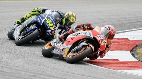 Valentino Rossi (l.) drängt Marc Marquez von der Strecke