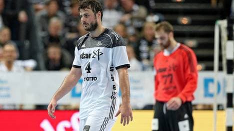 Wie geprügelte Hunde schleichen Kiels Domagoj Duvnjak und Keeper Andy Wolff von der Platte