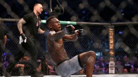 Israel Adesanya freut sich nach seinem Sieg über Robert Whittaker in Melbourne