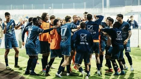 In der Serie C feiern die Spieler von Cavese