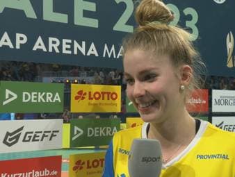 Der SSC Palmberg Schwerin gewinnt den DVV-Pokal gegen den SC Potsdam. Final-MVP Pia Kästner verrät nach dem Spiel, wie ihr Team das Spiel nach zwischenzeitlichem Rückstand umbiegen konnte.
