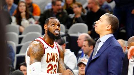 Tyronn Lue (r.) wird vorerst nicht mehr die Cleveland Cavaliers und LeBron James (l.) coachen