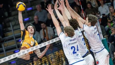 Nolan Flexen bezwingt den Friedrichshafener Dreierblock