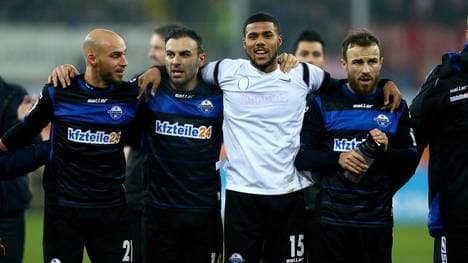 Elias Kachunga (2.v.r.) sicherte dem SC Paderborn das Remis