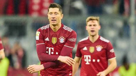 Joshua Kimmich (hinten) gab Robert Lewandowski einen Hinweis