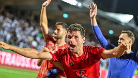 Thomas Müller feiert den Pokalsieg mit den Fans