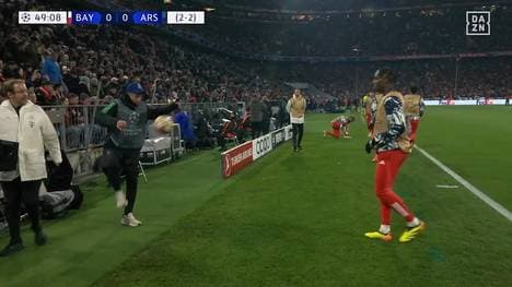 Bayern-Profi Mathys Tel spielt mit einem Balljungen