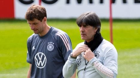 Jogi Löw (r.) wünscht sich einen neuen Vertrag für Thomas Müller