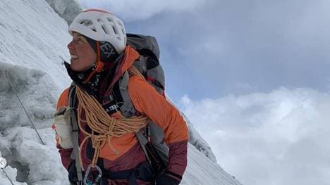 Laura Dahlmeier beim Besteigen des Pik Korschenewskaja