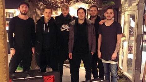 Eine coole Truppe: Mario Götze und seine beiden Brüder Fabian (2.v.l.) und Felix (3.v.l.).