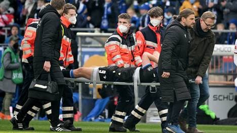 Fabian Klos musste mit der Trage vom Platz getragen werden