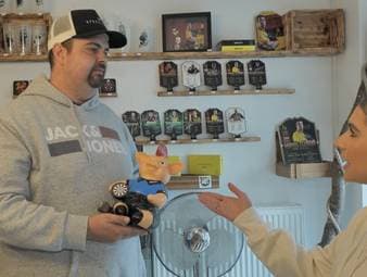 Gabriel Clemens bekommt ein SPORT1-Phrasenschwein - noch in der Peter Wright-Version, aber das Ziel steht: Das Phrasenschwein-Design wird immer an den aktuellen Weltmeister angepasst.