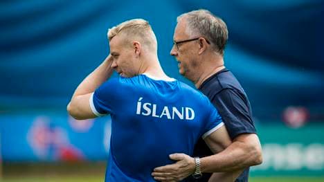 Kolbeinn Sigthorsson (l., mit Trainer Lars Lagerbäck) galt in Frankreich als gescheitert