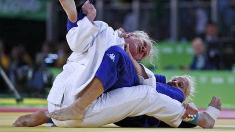 Sloweniens Anamari Velensek (unten) würgte Luise Malzahn bis zur Bewusstlosigkeit