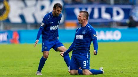 Marvin Pourié (r,) steht noch bis zum Ende der Saison 2019/20 in Karlsruhe unter Vertrag