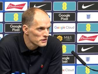 Der Vertrag von England-Trainer Thomas Tuchel läuft noch bis zur WM 2026. Der Deutsche scheint einem Engagement darüber hinaus aber nicht abgeneigt zu sein. Ganz im Gegenteil: Tuchel schwärmt von seinem jetzigen Job.