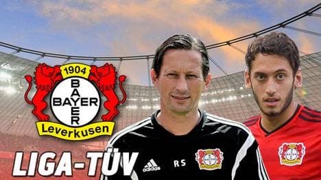 Roger Schmidt (l., mit Calhanoglu) begann seine Trainerkarriere 2004 beim Delbrücker SC