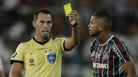 Referee Facundo Tello (l.) zeigt zehnmal die Rote Karte