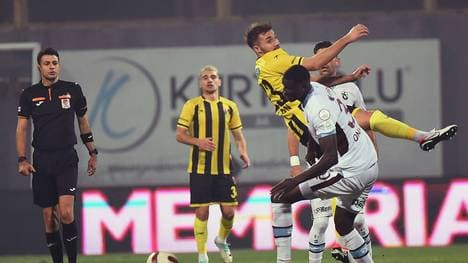 Okan Erdogan of Istanbulspor and Paul Onuachu (R) of Trabzonspor battle for the ball during the Turkish Super League match between Istanbulspor and Trabzonspor at Esenyurt Necmi Kadioglu Stadium on December 19, 2023 in Istanbul, Turkey. (Photo by SeskimPhoto ) PUBLICATIONxNOTxINxTUR