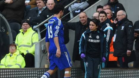 Teamärztin Eva Carneiro vom FC Chelsea erkundigt sich bei Stürmer Diego Costa nach dessen Wohlbefinden