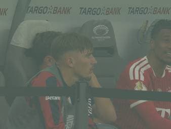 Michael Olise sitzt beim DFB-Pokalfinale auf der Bank, obwohl er noch nicht ausgewechselt wurde. SPORT1 klärt über die kuriose Szene auf. 