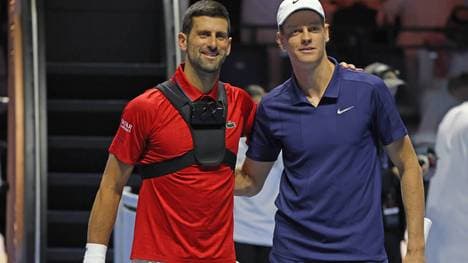 Jannik Sinner (r.) ließ Novak Djokovic keine Chance