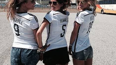 Als Spielerfrau erntet man auch immer wieder Spott und Häme.