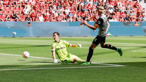 Fredrik Jensen (r.) legt den Ball geschickt an Leverkusen-Ersatztorwart Andrej Lunew (l.) vorbei und bringt seine Augsburger in Führung