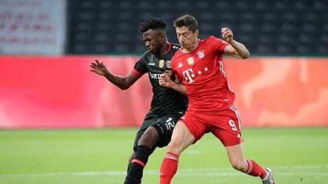 Bayern München (r.. Robert Lewandowski) ist in der Rangliste der gelaufenen Team -Kilometer Zehnter - Bayer Leverkusen führt diese an